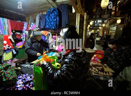 Enshi, Chine, Province de Hubei. 13 Jan, 2019. Les personnes qui commandent des vêtements adaptés dans Xuanen Comté d'Enshi tujia et miao préfecture autonome du centre de la Chine, la province du Hubei, le 13 janvier 2019. Les gens à travers la Chine se préparent à célébrer la fête du printemps à venir, qui tombe le 5 février cette année. Credit : Song Wen/Xinhua/Alamy Live News Banque D'Images