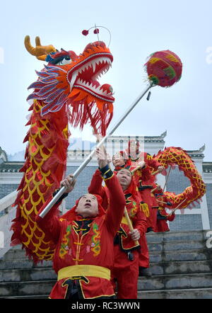 Enshi, Chine, Province de Hubei. 13 Jan, 2019. Pratique artistes folk danse du dragon dans Xuanen Comté d'Enshi tujia et miao préfecture autonome du centre de la Chine, la province du Hubei, le 13 janvier 2019. Les gens à travers la Chine se préparent à célébrer la fête du printemps à venir, qui tombe le 5 février cette année. Credit : Song Wen/Xinhua/Alamy Live News Banque D'Images