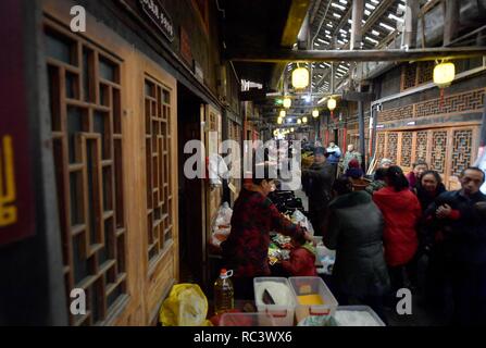 Enshi, Chine, Province de Hubei. 13 Jan, 2019. Les gens achètent des produits pour Spring Festival dans Xuanen Comté d'Enshi tujia et miao préfecture autonome du centre de la Chine, la province du Hubei, le 13 janvier 2019. Les gens à travers la Chine se préparent à célébrer la fête du printemps à venir, qui tombe le 5 février cette année. Credit : Song Wen/Xinhua/Alamy Live News Banque D'Images