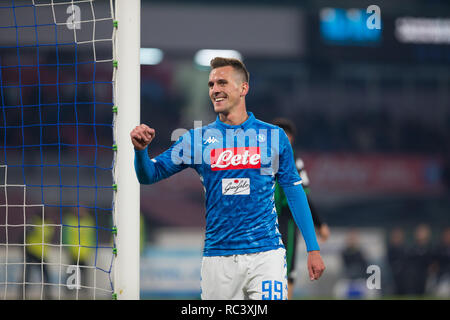 Arkadiusz Milik du SSC Napoli vu célébrer un but au cours de la série d'un match de football entre SSC Napoli vs US Sassuolo au stade San Paolo. ( Score final ; SSC Napoli 2:0 US Sassuolo ) Banque D'Images