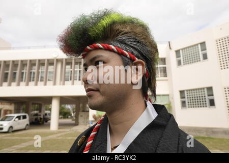 NAHA, JAPON - janvier 13 : Un homme d'Okinawa dans un kimono pose pour une photo avant d'assister à une cérémonie de passage à l'âge adulte Journée Janvier 13, 2019 dans Kanagusuku Junior High School dans la ville de Naha, Okinawa, Japon. L'arrivée de l'âge jour est l'occasion de célébrer les jeunes qui ont atteint l'âge de 20 ans, l'âge officiel de l'âge adulte au Japon. (Photo : Richard Atrero de Guzman/Aflo Photo) Banque D'Images