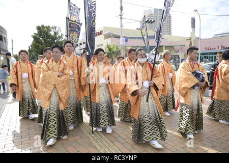 Le JAPON, CHATAN - 13 janvier : de nouveaux adultes portant des kimonos japonais célèbrent l'arrivée de l'âge Jour de fête dans la ville de Chatan, Okinawa, Japon le 13 janvier 2019. L'arrivée de l'âge jour est l'occasion de célébrer les jeunes qui ont atteint l'âge de 20 ans, l'âge officiel de l'âge adulte au Japon. (Photo : Richard Atrero de Guzman/Aflo Photo) Banque D'Images