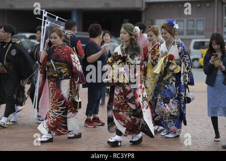 Le JAPON, CHATAN - 13 janvier : de nouveaux adultes portant des kimonos japonais horizons alors qu'ils célèbrent l'arrivée de l'âge dans la journée, l'Okinawa Chatan City, Japon le 13 janvier 2019. L'arrivée de l'âge jour est l'occasion de célébrer les jeunes qui ont atteint l'âge de 20 ans, l'âge officiel de l'âge adulte au Japon. (Photo : Richard Atrero de Guzman/Aflo Photo) Banque D'Images