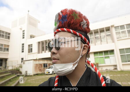 NAHA, JAPON - janvier 13 : Un homme d'Okinawa dans un kimono pose pour une photo avant d'assister à une cérémonie de passage à l'âge adulte Journée Janvier 13, 2019 dans Kanagusuku Junior High School dans la ville de Naha, Okinawa, Japon. L'arrivée de l'âge jour est l'occasion de célébrer les jeunes qui ont atteint l'âge de 20 ans, l'âge officiel de l'âge adulte au Japon. (Photo : Richard Atrero de Guzman/Aflo Photo) Banque D'Images