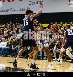 Jan 12 2019 San Francisco, CA États-Unis San Francisco avant Nate Renfro (15) disques durs au panier pendant la NCAA Men's match de basket-ball entre 1568 et les Bulldogs de San Francisco Dons 83-96 perdu au War Memorial Gymnasium San Francisco Californie Thurman James/CSM Banque D'Images