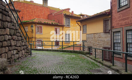 Rond sur la Rua do Barredo dans de vieux Porto, Portugal Banque D'Images