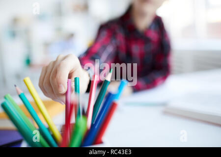 Crayon en tenant Banque D'Images
