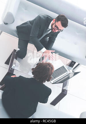 Deux tâches businesspeople sitting at table office. Banque D'Images