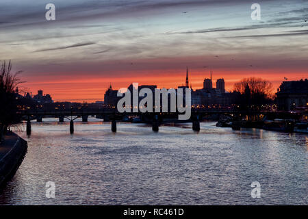 Lever de soleil sur l'ile de la Cite en hiver - Paris Banque D'Images