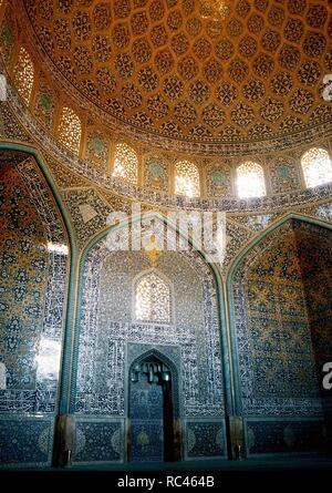 L'art islamique d'époque safavide. La mosquée de Sheikh Lotf Allah. Construit en 1598 sous le règne d'Abbas I et achevé en 1602 à l'époque de cheikh Lotfollah. Mirhab et dôme de la salle de prière recouverte de tuiles vernissées et écrit de Ali Reza Abbasi. Isfahan. République islamique d'Iran. Banque D'Images