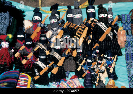 LATINOAMERICA S. XX. Le Mexique. Muñecos al emulando COMANDANTE MARCOS y su compañera LA RAMONA, encapuchados como el E. Z. L. N. (Ejército Zapatista de Liberación Nacional). Mercado de Artesanías. Banque D'Images