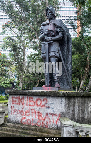 Une statue vandalisée de Juan Vasquez de Coronado dans la région de Parque España, San Jose, Costa Rica Banque D'Images