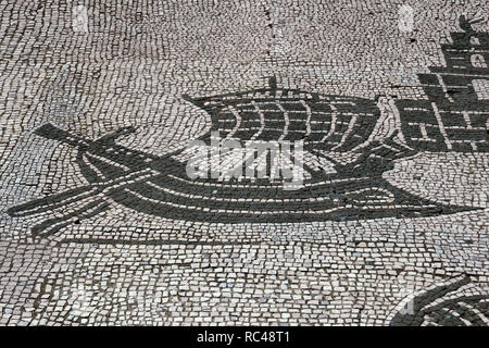 Mosaïque romaine. Bateau commercial. Depuis le Forum des sociétés ou la Piazza delle Corporazione. Ostia Antica. L'Italie. Banque D'Images