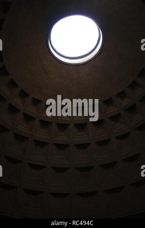 Panthéon d'Agrippa. Érigée par l'empereur Marcus Agrippa et reconstruite par Hadrien en 126 AD. Dome. L'intérieur. Détail. Rome. L'Italie. Banque D'Images