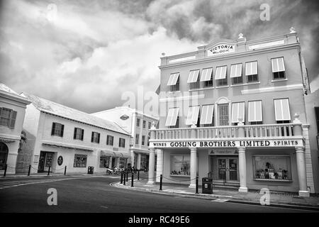 Hamilton, Bermudes - Mars 20, 2016 : architecture et tournant de la rue. Architecture maisons on city street sur ciel nuageux. Architecture de paysage urbain . Architecture et structure. Où est-il. Banque D'Images