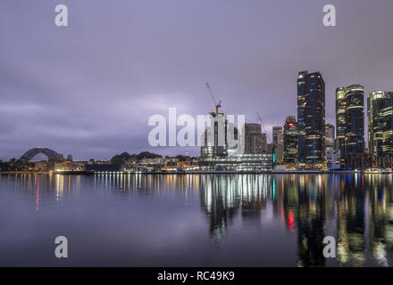 Nuageux tôt le matin au port de Sydney et de la ville Banque D'Images