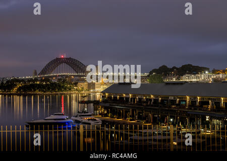 Nuageux tôt le matin au port de Sydney et de la ville Banque D'Images