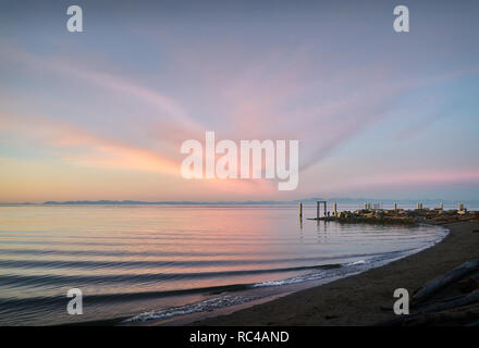 Garry Point Beach à l'aube. Point de Garry à l'aube à Steveston (Colombie-Britannique), Canada. Banque D'Images