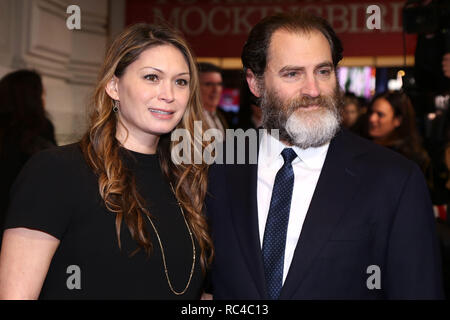 Broadway opening night de To Kill A Mockingbird au Shubert Theatre - Arrivées. Avec : Michael Stuhlbarg Mai-Linh Lofgren, où : New York, New York, United States Quand : 13 Déc 2018 Crédit : Joseph Marzullo/WENN.com Banque D'Images