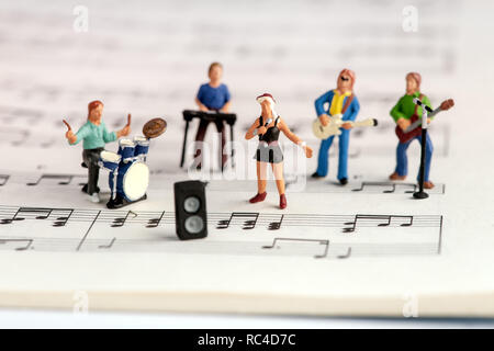 Rock Band sur scène les gens miniature open music livre avec notes, vue en Tilt-shift focus sélectif, de high angle Banque D'Images