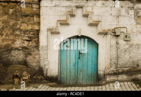 Vieille ville chambre mur blanc et en bois de porte bleue Banque D'Images