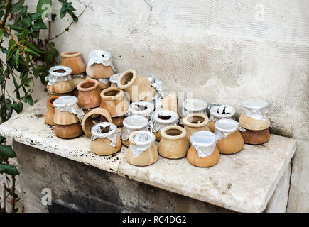 Des pots en argile traditionnel turc pour kebab savoureux kavurma abandonnés dans la rue en face de la cafe Banque D'Images