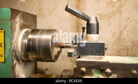 Tour pour travailler le métal, machines pour préparer des morceaux de mécanique et les passe-temps de manière très précise Banque D'Images