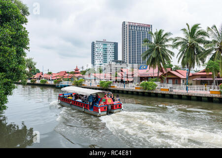 Croisière sur la rivière Melaka - explorer la ville historique de Melaka en glissant le long de la rivière Malacca (Melaka Sungai). Banque D'Images