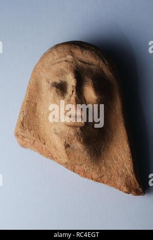 Antéfixes en terre cuite représentant homme chef primitif anthropomorphes et a mis en relief les yeux. Hauteur 8 cm Largeur 6,6 cm Poids 3, 4 cm ( 1ère ) période romaine, à partir de la basilique ' ' - site archéologique de Complutum à Alcalá de Henares ( Madrid ). L'ESPAGNE. Banque D'Images