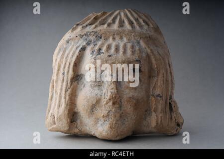 Antéfixes en terre cuite représentant des tête avec des cheveux courts et volumineux à l'avant. Hauteur 13, 3 cm Largeur 14 cm 1. (1 e - 3 e ) - période romaine de site archéologique de Complutum à Alcalá de Henares ( Madrid ). L'ESPAGNE. Banque D'Images