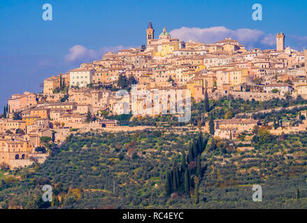 Vue panoramique du centre historique de Trevi, pittoresque village médiéval en Ombrie, Italie Banque D'Images