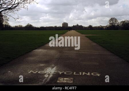 Dans un signe d'interdiction de vélo route piétonne. Hyde Park. Londres. L'Angleterre. United Kingdom. Banque D'Images