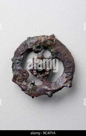 Côté d'un lit double horsebit en bronze. Longueur 38 mm, épaisseur 2, 5 mm ( 2e - 3 e ) période romaine, à partir de la ' ' Miracle ( le martyre des Saints Enfants ; Justo y Pastor ) - site archéologique de Complutum à Alcala de Henares ( Madrid ). L'ESPAGNE. Banque D'Images