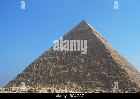 L'Égypte. Pyramides de Gizeh. La pyramide de Khafré, également connu sous le nom de la pyramide de Khéphren. Tombe de la quatrième dynastie, le pharaon Khéphren (Khafré). 26e siècle av. J.-C. Ancien Empire. Banque D'Images