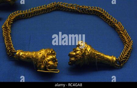 Collier avec bornes à tête de lion. L'or. C. 300 av. Probablement fabriquée à Tarente. British Museum. Londres. L'Angleterre. United Kingdom. Banque D'Images