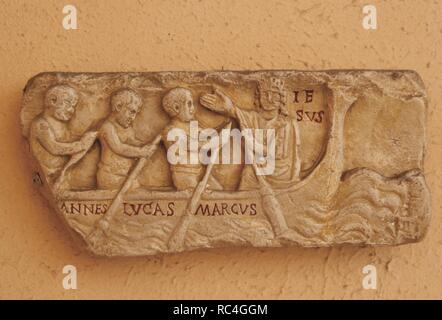 L'art chrétien de l'époque de l'Italie. Relief représentant Jésus dans un bateau avec John, Luc et Mark venant d'un sarcophage. 4e annonce. Original dans les Musées du Vatican. Copie en plâtre Musée de la civilisation romaine. Rome. L'Italie. Banque D'Images