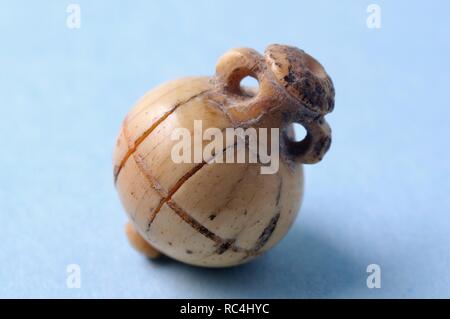 L'amphora huile miniature faite en ivoire, associé à l'orbite femmes secteur.14 mm ( 3e ) - période romaine, à partir de la ' Chambre des Griffins '- site archéologique de Complutum à Alcalá de Henares (Madrid). L'ESPAGNE. Banque D'Images