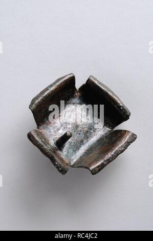 Bougeoir en bronze. Largeur 3, 8 cm Hauteur 4 cm épaisseur 0, 2 cm ( 1 er - 3 e ) - période romaine, à partir de la ' Chambre des ' Hippolyt us- site archéologique de Complutum à Alcalá de Henares ( Madrid ). L'ESPAGNE. Banque D'Images