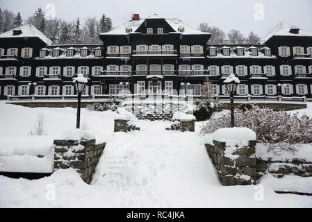 KARLOVA STUDANKA, RÉPUBLIQUE TCHÈQUE - JAN 2, 2019 : Bathhouse Slezsky Dum en Spa Karlova studanka pendant l'hiver, Jesenik, République tchèque. Banque D'Images