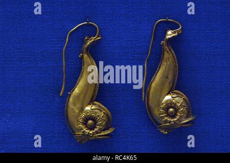 Boucles d'oreilles avec la forme d'un dauphin. L'or. De Tarente. British Museum. Londres. L'Angleterre. United Kingdom. Banque D'Images