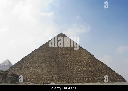 L'Égypte. La grande pyramide de Gizeh, appelée la pyramide de Chéops et la pyramide de Khéops. Est la plus ancienne et la plus grande des trois pyramides de Gizeh dans la nécropole. Tombe de la quatrième dynastie pharaon Khufu-. On croit qu'il a été construit par l'architecte Hemiunu (fl. 2570 BC). 26e siècle av. J.-C. Ancien Empire. Banque D'Images