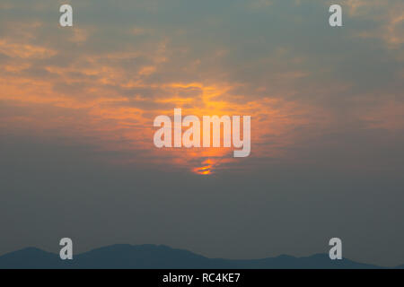 Le coucher du soleil brille dans les nuages Banque D'Images