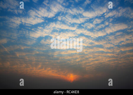 Le coucher du soleil brille dans les nuages Banque D'Images