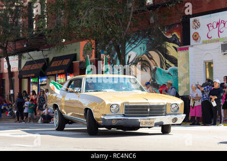 Chicago, Illinois, USA - 15 septembre 2018 : Pilsen indépendance mexicaine Day Parade, Lowrider avec drapeau mexicain, en marchant dans la rue Banque D'Images