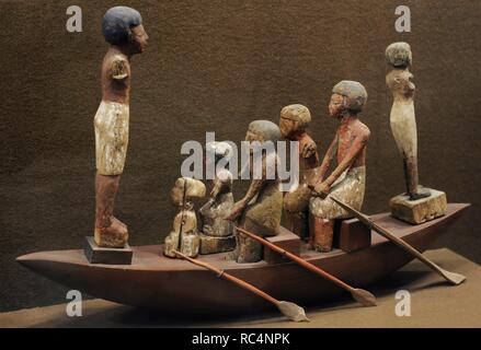 Bateau égyptien de l'équipage. Les rameurs et barreur. Statuettes en bois situé à l'intérieur de tombes riches. Le Musée de l'Ermitage. Saint-pétersbourg. La Russie. Banque D'Images