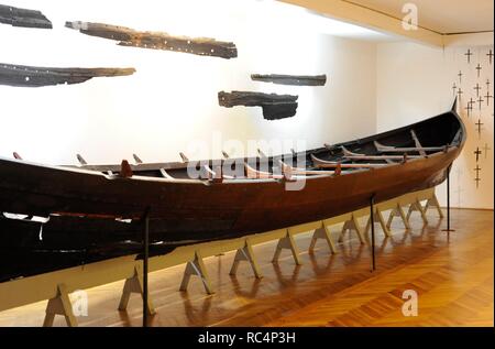 Bateau de Orunia, trouvés en 1931. La longueur. 12-13 m de 18 à 20 rameurs à bord. Utilisé sur les rivières et les zones côtières. 10e siècle. La Pologne. Musée archéologique de Gdansk. La Pologne. Banque D'Images