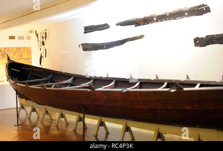 Bateau de Orunia,trouvés en 1931. La longueur. 12-13 m de 18 à 20 rameurs à bord. Utilisé sur les rivières et les zones côtières. 10e siècle. La Pologne. Musée archéologique de Gdansk. La Pologne. Banque D'Images