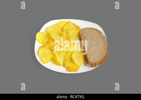 Croustilles de pommes de terre et de pain. Isolé sur un fond gris. Banque D'Images