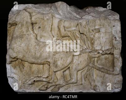 Parthénon. Frise du Nord. XIX, bloc de 58 chiffres (prévôt), 59 (char). 5ème siècle BC. Attribuée à Phidias et son atelier. Pentelic marble. Musée de l'Acropole. Athènes. La Grèce. Banque D'Images