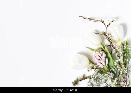 Floral frame pâques, bandeau web. Printemps mariage, anniversaire composition avec Jacinthe rose, fleurs de cerisier, tulipes et gypsophile fleurs. Arrière-plan du tableau blanc. Coin décoratif. Mise à plat, haut. Banque D'Images